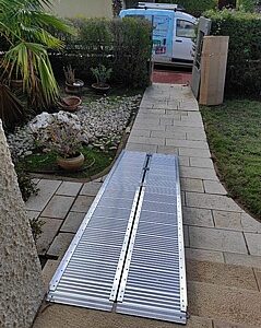 רמפה לכסא גלגלים מתקפלת ל 2 או 4 למזוודה