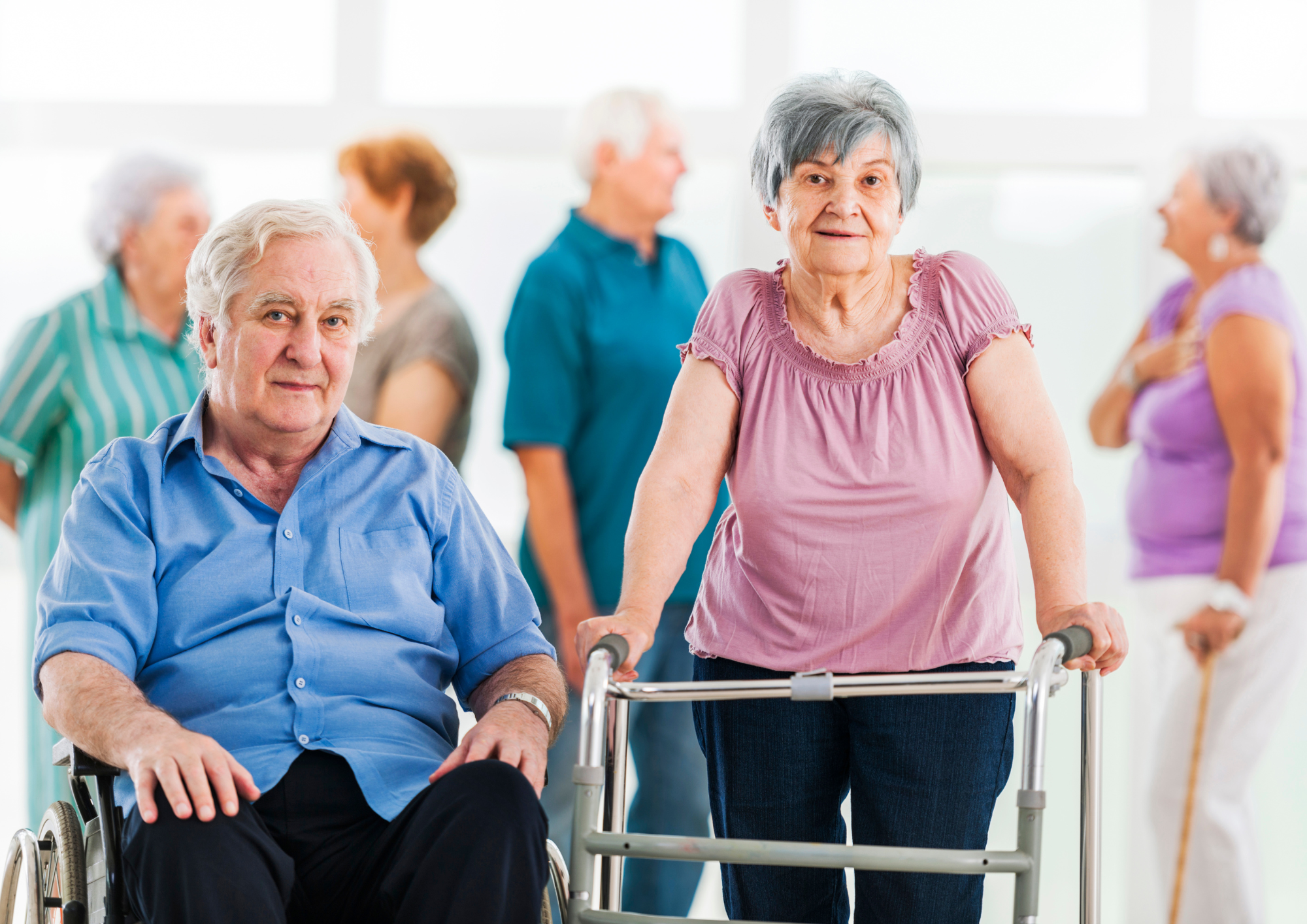 עזרים לאנשים במצב סיעודי – מדריך סיוע למבוגר ובני משפחתו